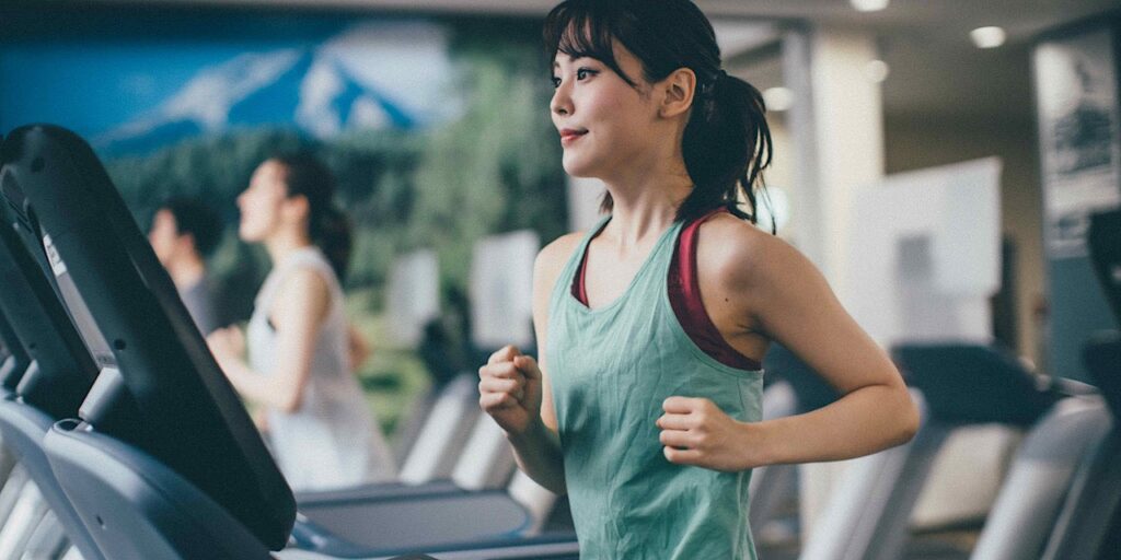 スポーツジムで走る女性