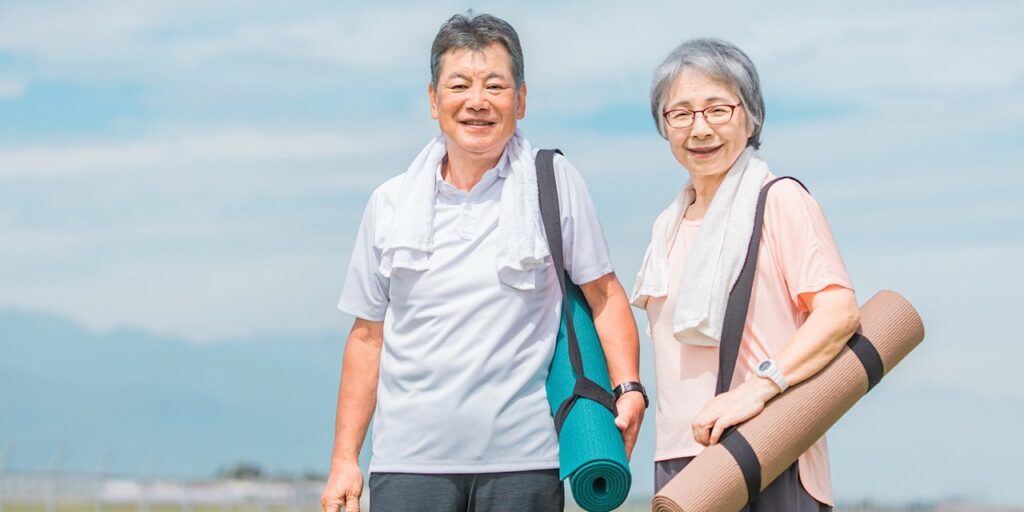 高齢者が運動している様子