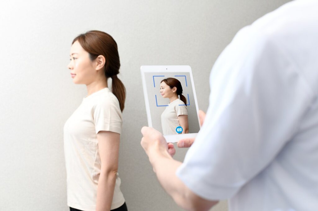 姿勢測定される女性